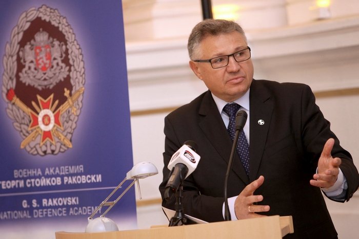 Водещ политически и военен експерт на една от партиите в